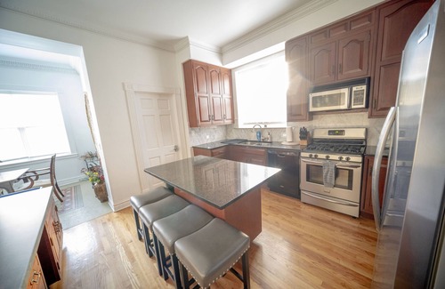 Lake View East Apartment | Extra Large Authentic Chicago Graystone walk to Wrigley, Lakefront & Restaurants