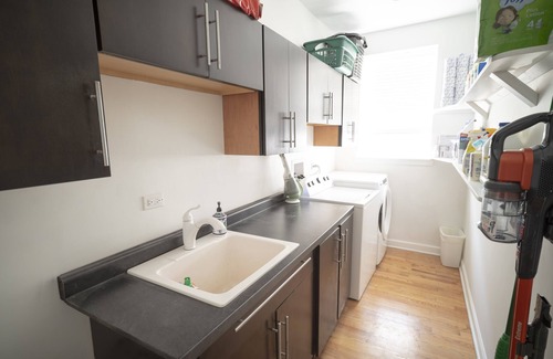 Lake View East Apartment | Extra Large Authentic Chicago Graystone walk to Wrigley, Lakefront & Restaurants
