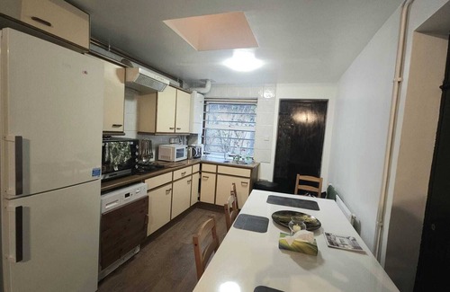 Larkhall Apartment | Extra Large Double Room with Shared Bathroom