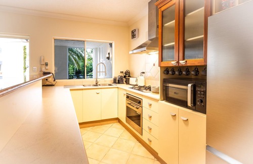 Edge Hill Apartment | Extra-spacious 2-bed at The Lakes – 4 pools, free parking, fast Wi-Fi, balconies