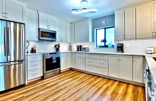 Madeira Beach Condo | Extraordinary Gulf front condo w/screened-in balcony, W/D, AC, pool, pool spa