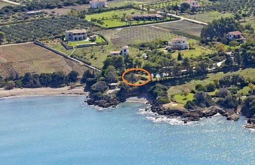 Trifylia House | Extraordinary, idyllic holiday domicile DIRECTLY by the sea!