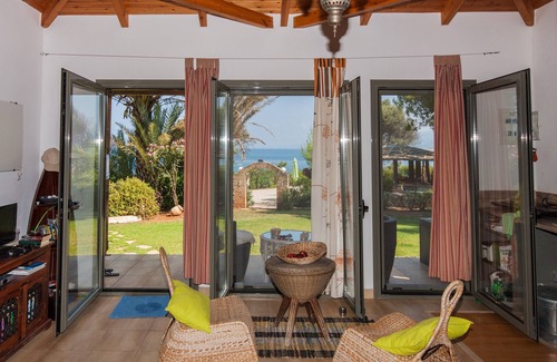 Trifylia House | Extraordinary, idyllic holiday domicile DIRECTLY by the sea!