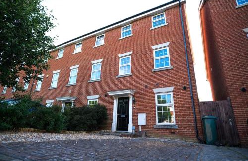 Rochester House | Extraordinary Tranquil Rochester Free Parking X 2