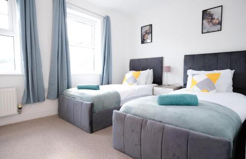 Rochester House | Extraordinary Tranquil Rochester Free Parking X 2