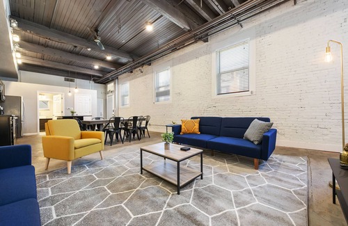 South Side Flats House | Extravagant Duplex 6BR-4BR! Garage/Sleeps 16!