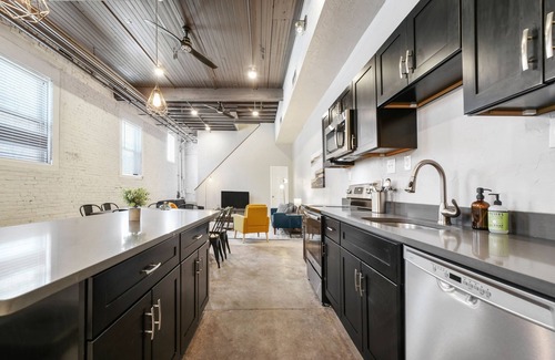South Side Flats House | Extravagant Duplex 6BR-4BR! Garage/Sleeps 16!
