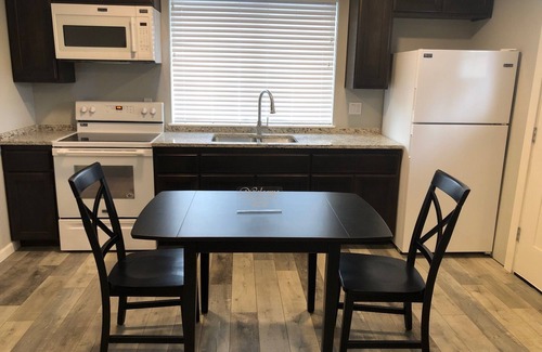Grants Pass Apartment | Extremely Nice & Very Nice (Rose Studio Unit B)