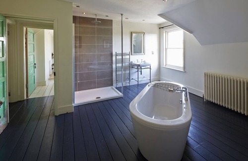 Hastings Apartment | Extremely spacious loft located in the vibrant America Ground