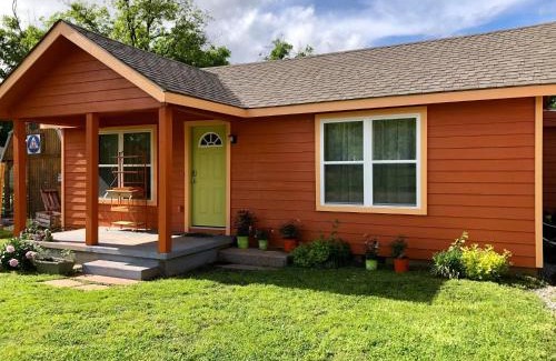 Lawton House | EZ 1 mile to Fort Sill! Pumpkin Cottage sleeps 9, grills, firepit, laundry