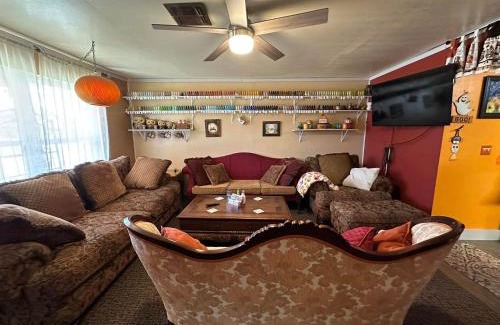 Lawton House | EZ 1 mile to Fort Sill! Pumpkin Cottage sleeps 9, grills, firepit, laundry