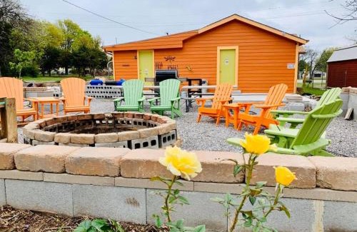 Lawton House | EZ 1 mile to Fort Sill! Pumpkin Cottage sleeps 9, grills, firepit, laundry