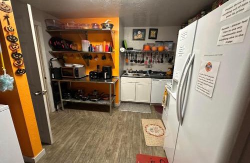 Lawton House | EZ 1 mile to Fort Sill! Pumpkin Cottage sleeps 9, grills, firepit, laundry