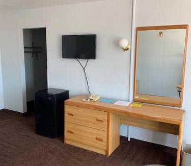 Downtown Phoenix Hotel | EZ 8 Motel Airporter