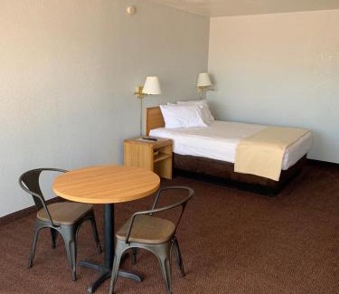 Downtown Phoenix Hotel | EZ 8 Motel Airporter