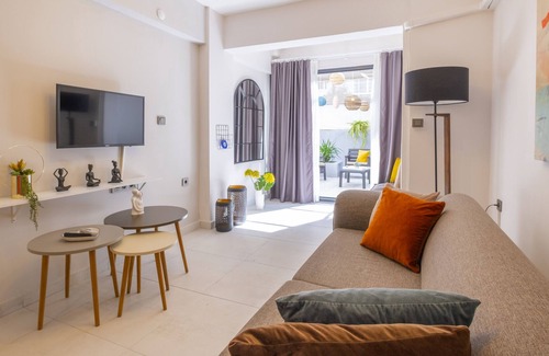 Marmaris City Center Apartment | Ezgi's Apartment with Private Garden in Marmaris