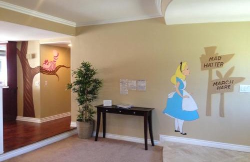 Southwest Anaheim House | F-28 The Wonderland House