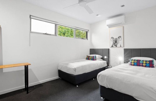 Golden Point House | F-DUN001 · Architectural marvel: Walk to Sovereign Hill & CBD