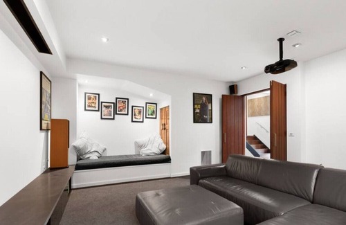 Golden Point House | F-DUN001 · Architectural marvel: Walk to Sovereign Hill & CBD