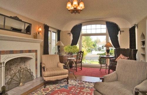 Napa House | F.J. Massa House ~ Walk to Downtown Napa ~ Bocce Court