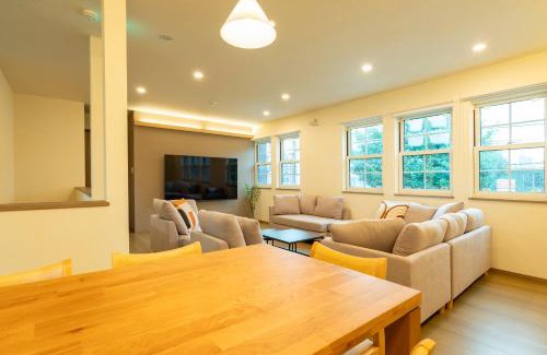 Shiroishi Apartment | F's Villa Sapporo フルリフォーム 駐車場完備 寝室4部屋 UB WC各階完備