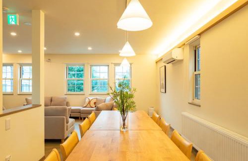 Shiroishi Apartment | F's Villa Sapporo フルリフォーム 駐車場完備 寝室4部屋 UB WC各階完備