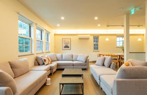 Shiroishi Apartment | F's Villa Sapporo フルリフォーム 駐車場完備 寝室4部屋 UB WC各階完備