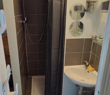 Besse-en-Chandesse Apartment | F3, 3 pers - proche centre historique