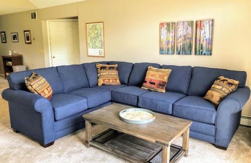 Bretton Woods House | F3 Fairway Village Condo with great mountain views, 8 minute walk from Omni Mount Washington Hotel!