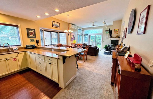 Bretton Woods House | F3 Well appointed Townhome, short walk to Mount Washington Hotel, minute to ski area, Dog friendly!