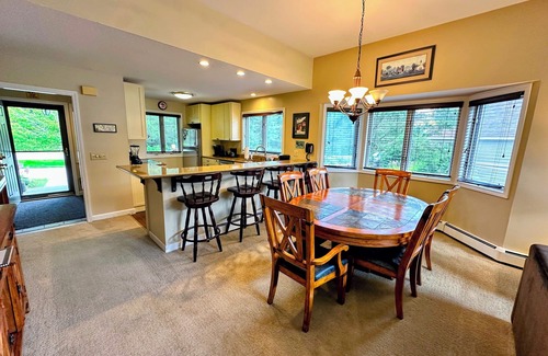 Bretton Woods House | F3 Well appointed Townhome, short walk to Mount Washington Hotel, minute to ski area, Dog friendly!
