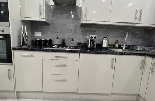 Valentines Apartment | F4 Luxury Stays One bed apartment with Parking