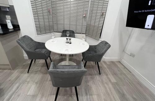 Valentines Apartment | F4 Luxury Stays One bed apartment with Parking