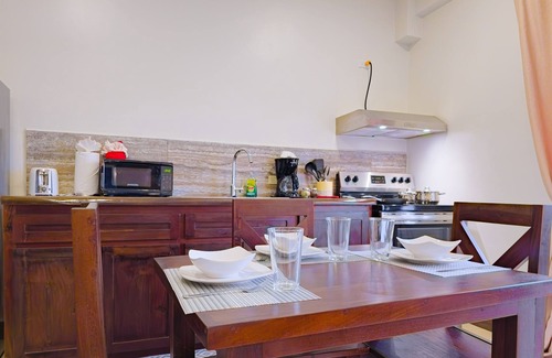 Placencia Apartment | F6 Studio with Queen Bed (F6)