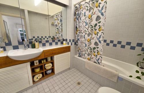Broadbeach Waters House | Fab 4brm home with pool a 18 min walk to beach