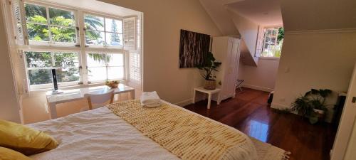 Broadbeach Waters House | Fab 4brm home with pool a 18 min walk to beach