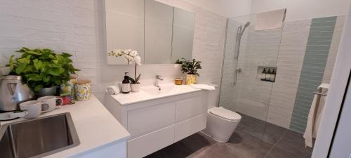 Broadbeach Waters House | Fab 4brm home with pool a 18 min walk to beach