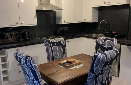 Heath House | Fab 5 Bedroom Home in Greater London & office space