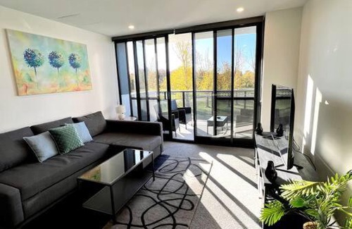 Phillip Apartment | Fab in Phillip - 2bd 2bth Apt - Close to CBR Hospital