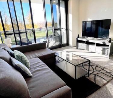 Phillip Apartment | Fab in Phillip - 2bd 2bth Apt - Close to CBR Hospital