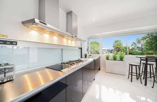 Coral Heights Apartment | Fab Studio|Hot Tub|Gourmet Kitchen|2.6 mi to Beach