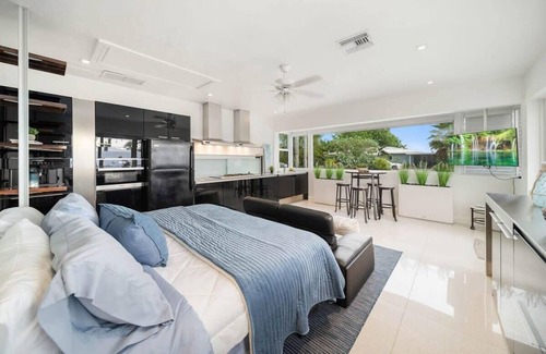 Coral Heights Apartment | Fab Studio|Hot Tub|Gourmet Kitchen|2.6 mi to Beach