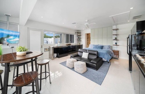Coral Heights Apartment | Fab Studio|Hot Tub|Gourmet Kitchen|2.6 mi to Beach