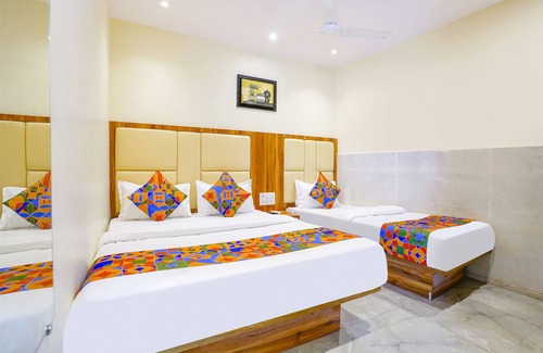 Dharavi Hotel | Fabexpress Emirates Suits