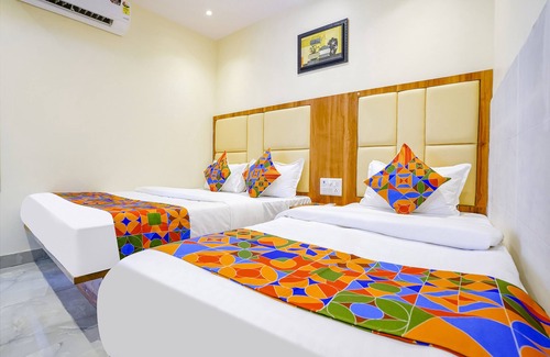 Dharavi Hotel | Fabexpress Emirates Suits