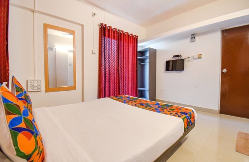 Pune Hotel | Fabexpress Green Leaves