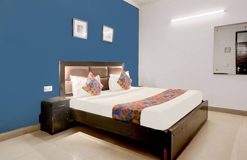 Sainik Farm Hotel | Fabexpress Saket Residency