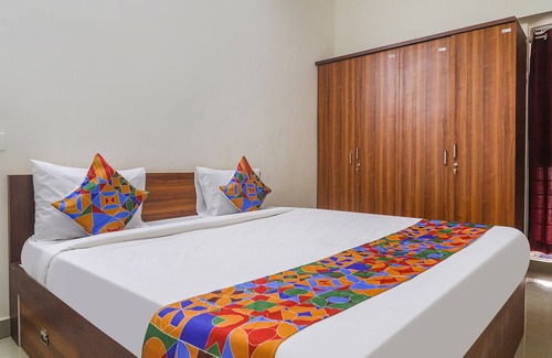 Manikonda Hotel | Fabexpress Town Home