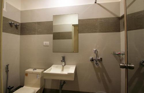 Nampally Hotel | FabHotel Arastu Plaza - Nr Nampally Railway Station