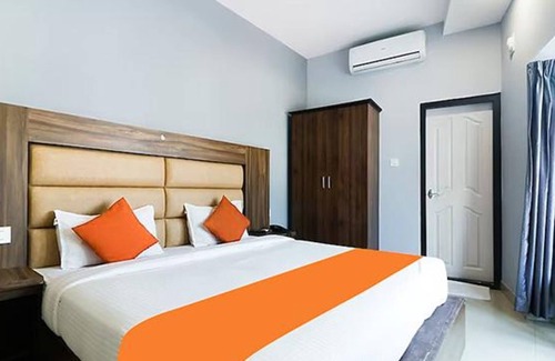 Shenoys Hotel | Fabhotel Central Queens Residency